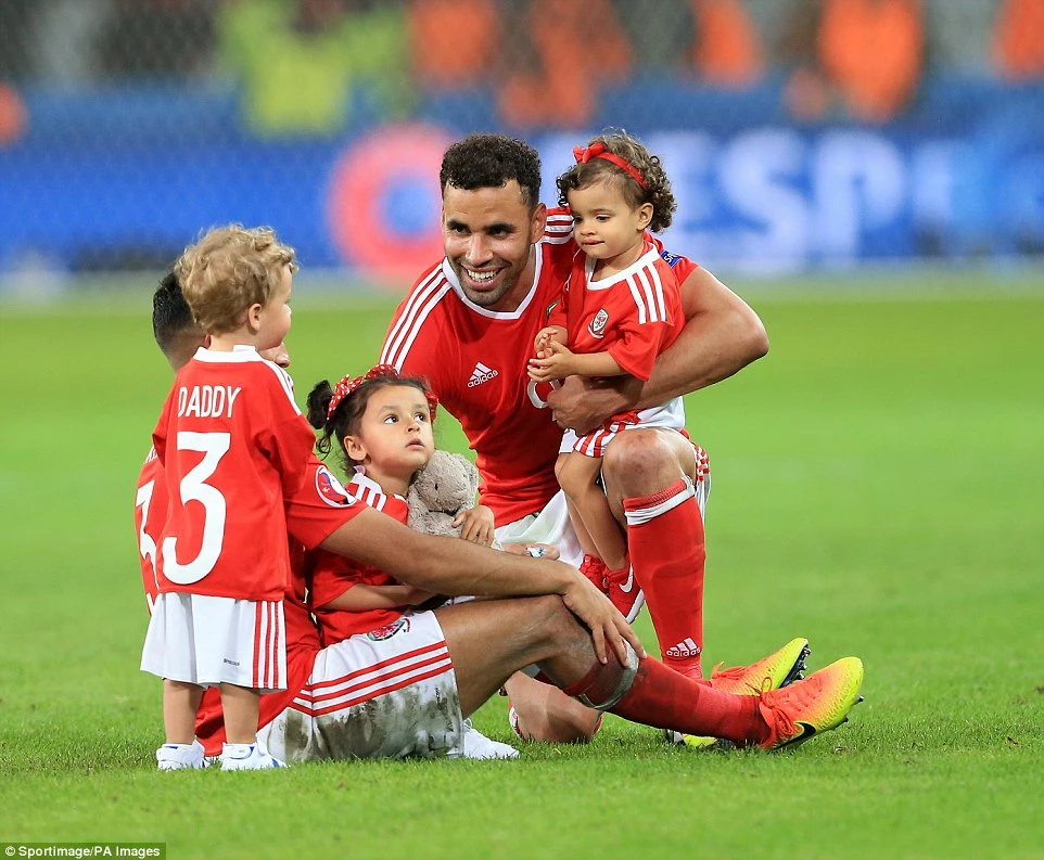 Robson-Kanu là một trong 3 cầu thủ ghi bàn cho xứ Wales trong trận gặp Bỉ rạng sáng nay.